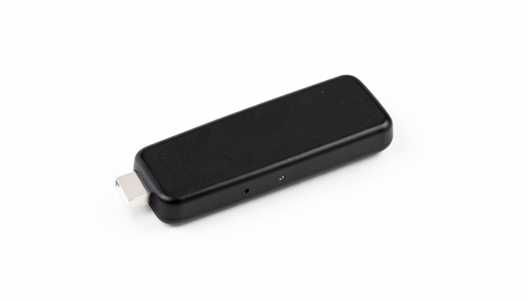 Mali crni USB stick diktafon na bijeloj pozadini, jednostavnog i neupadljivog dizajna