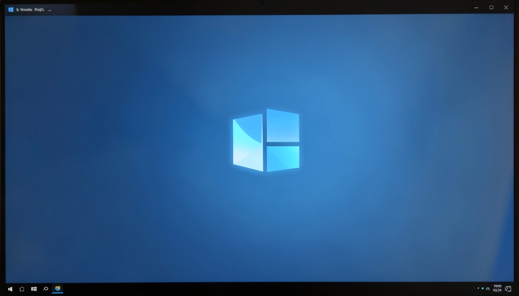 Tamni ekran računala s plavim Windows logotipom i suptilnim svjetlosnim odsjajem, hladni tonovi plave i sive